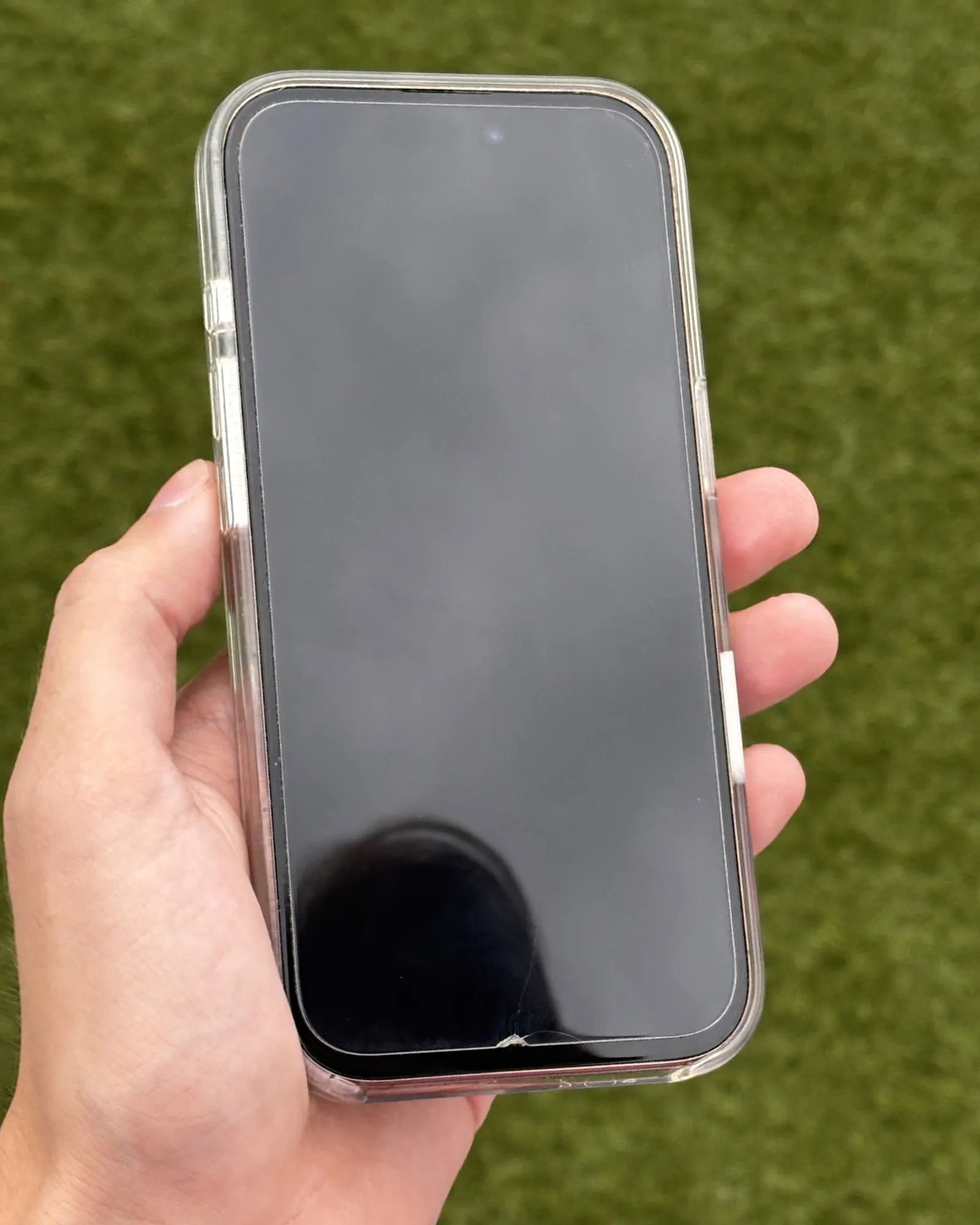 De telefoon van Naltex in de hand, in de tuin in Papendrecht